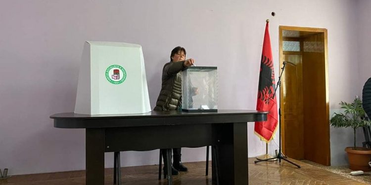 Zgjidhen kryetarët e rinj të PS në Tepelenë, Memaliaj dhe Këlcyrë