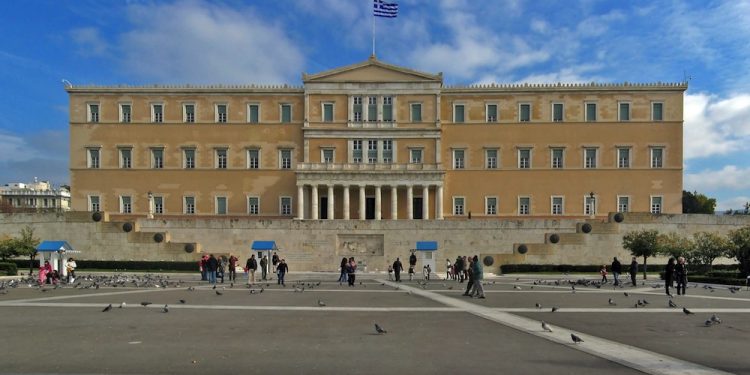 Më në fund Greqia bindet të njohë patentat shqiptare, projektligji kalon në Parlament