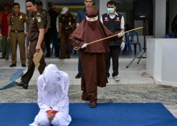 Kështu dënohen gratë e pamartuara indoneziane që shkojnë në hotele me burra (FOTO)