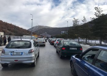 Bllokohet kalimi drejt Greqisë i mjeteve të tonazhit të rëndë, policia njofton shoferët