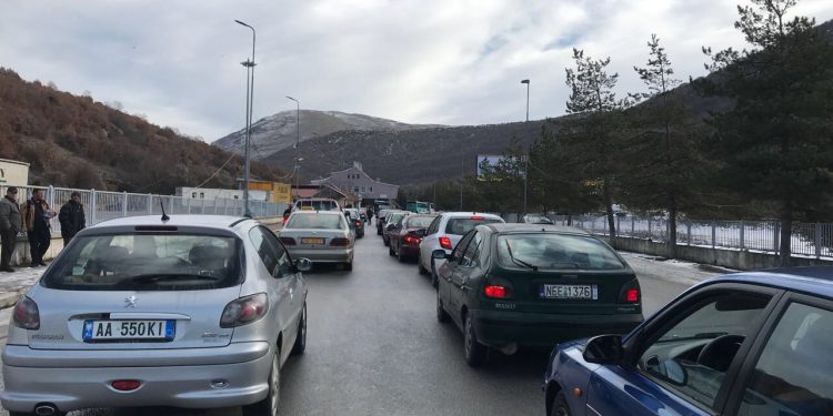 Bllokohet kalimi drejt Greqisë i mjeteve të tonazhit të rëndë, policia njofton shoferët