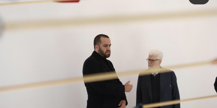 Djali i kryeministrit Rama çel ekspozitën në Janinë, vizitohet edhe nga kryebashkiaku Moses Elisaf (FOTO)