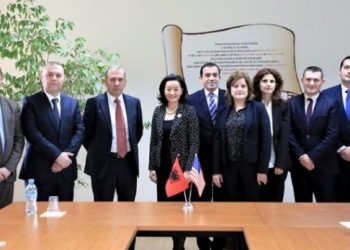Ambasadorja e SHBA takon prokurorët e SPAK
