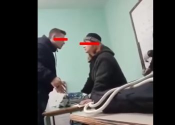 Skandal në Greqi/ Nxënësi terrorizon mësuesen për t’i fshirë mungesën nga regjistri (VIDEO)