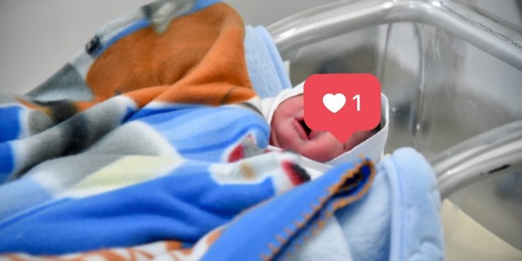 Njihuni me Dario Saraçin, është fëmija i parë për vitin 2020 në Gjirokastër (FOTO)