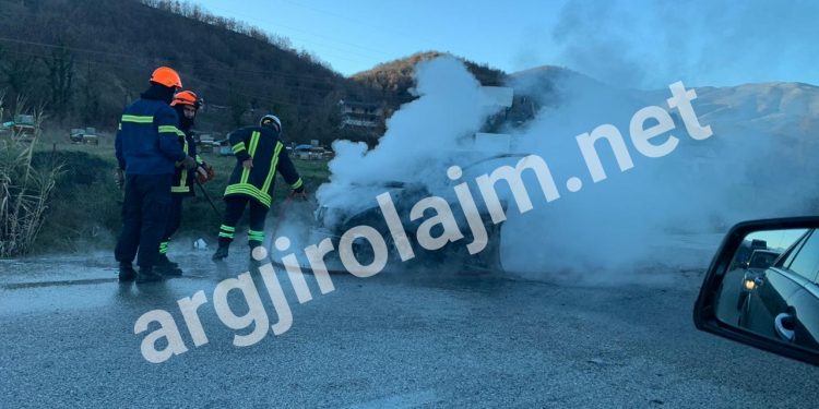 Mori flakë në ecje, shihni si është shkrumbuar makina në Gjirokastër (FOTO)