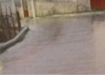 Gjirokastër, ngrin rrugica në lagjen ‘Cfakë’. Rrezik për kalimtarët dhe automjetet