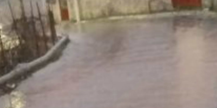 Gjirokastër, ngrin rrugica në lagjen ‘Cfakë’. Rrezik për kalimtarët dhe automjetet