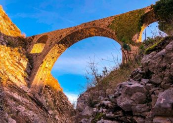 Ngjarje e rëndë në Gjirokastër, i moshuari hidhet nga ura në 40 m lartësi dhe gjen vdekjen e menjëhershme