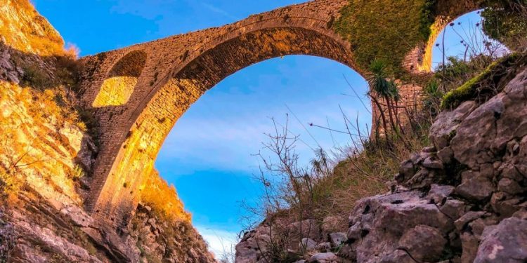 Ngjarje e rëndë në Gjirokastër, i moshuari hidhet nga ura në 40 m lartësi dhe gjen vdekjen e menjëhershme