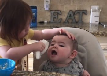 VIDEO që po ‘çmend’ rrjetin, vogëlushja thuajse dy vjeç, ushqen me kujdes vëllain e vogël