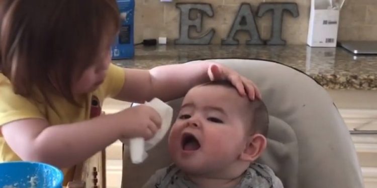 VIDEO që po ‘çmend’ rrjetin, vogëlushja thuajse dy vjeç, ushqen me kujdes vëllain e vogël