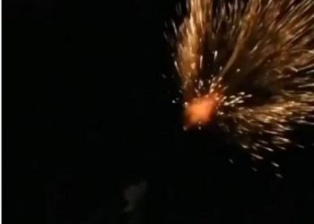 Pamje të frikshme/ Qeveria ndalon fishekzjarrët, shqiptarët festojnë vitin e ri me kallash (VIDEO)