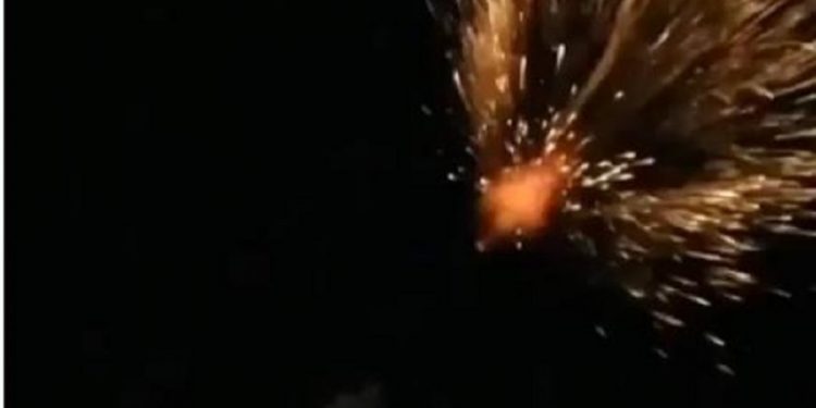 Pamje të frikshme/ Qeveria ndalon fishekzjarrët, shqiptarët festojnë vitin e ri me kallash (VIDEO)