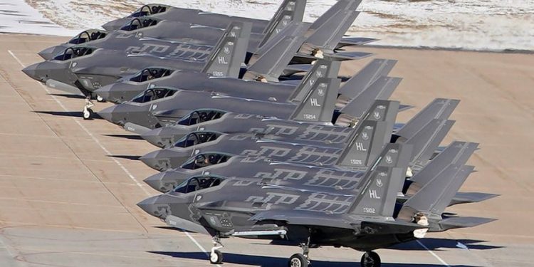 SHBA i tregon forcën Iranit, shihni avionët që nuk i kap radari (FOTO)