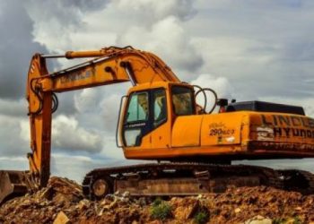 Aksident në Gjirokastër, eskavatori përplas punëtorin