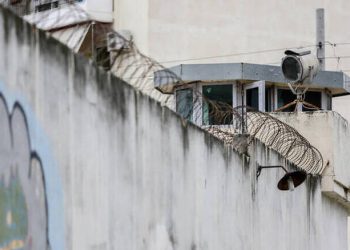 Grekët, shqiptarët dhe afganët përleshen në burgun e Avlonës, 9 të plagosur