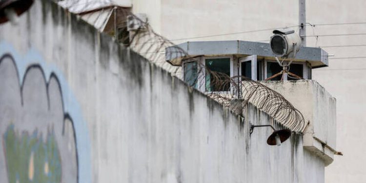 Grekët, shqiptarët dhe afganët përleshen në burgun e Avlonës, 9 të plagosur