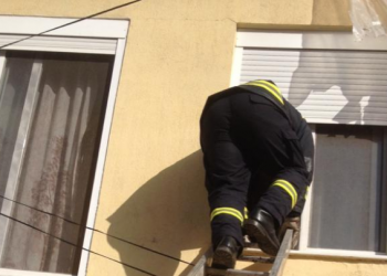 Nëna doli të hidhte mbeturinat, por harroi të merrte çelësin me vete. Shihni si e shpëtuan zjarrfikësit e Gjirokastrës fëmijën 4-vjeç të bllokuar brenda shtëpisë (FOTO)