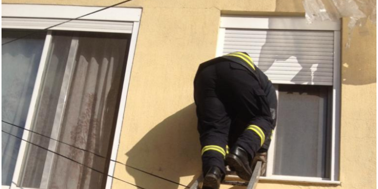 Nëna doli të hidhte mbeturinat, por harroi të merrte çelësin me vete. Shihni si e shpëtuan zjarrfikësit e Gjirokastrës fëmijën 4-vjeç të bllokuar brenda shtëpisë (FOTO)