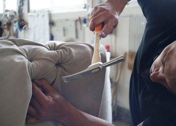 Bingo! Në divanin 35 dollarësh, burri gjen të fshehura 43 mijë dollarë