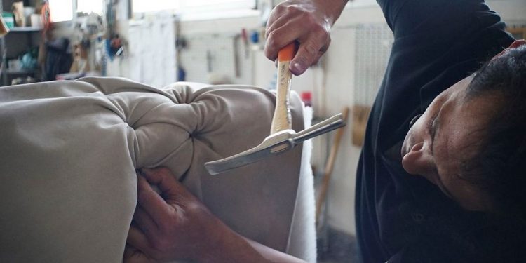 Bingo! Në divanin 35 dollarësh, burri gjen të fshehura 43 mijë dollarë