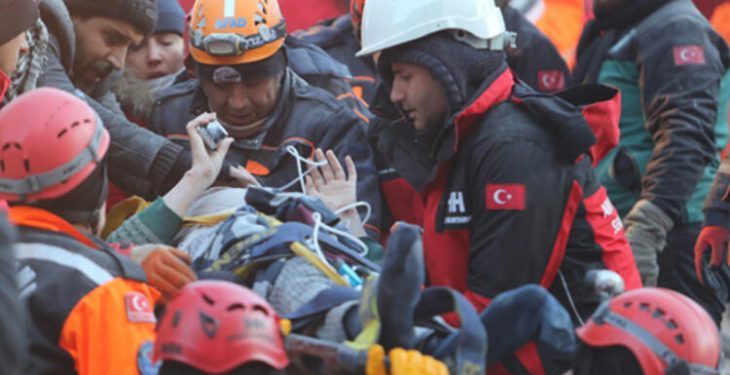 Mrekullia mes rrënojave të tërmetit në Turqi, gruaja shtatzënë nxirret gjallë pas 12 orësh (FOTO)