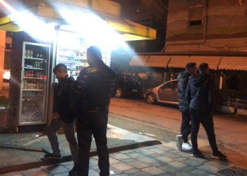 Paniku nga tërmeti, njerëzit dalin nëpër rrugë (FOTO)