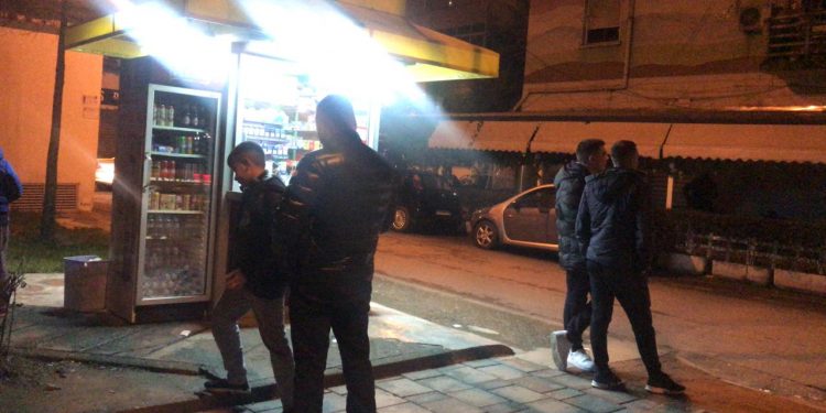 Paniku nga tërmeti, njerëzit dalin nëpër rrugë (FOTO)