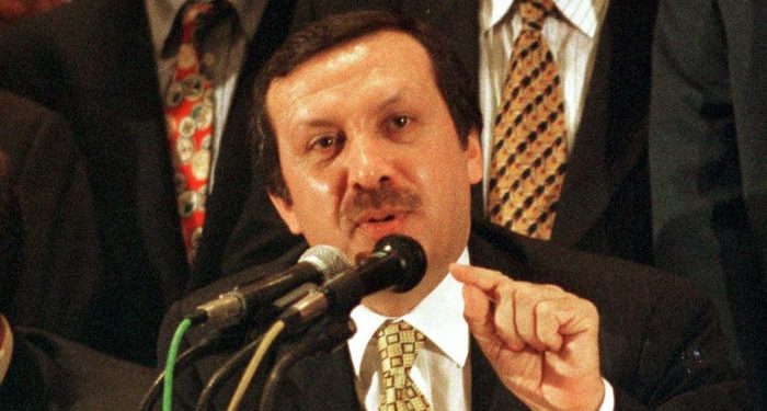 Nga rinia, te rënia në dashuri e hyrja në politikë: Një profil ndryshe i “Sulltanit” të Turqisë