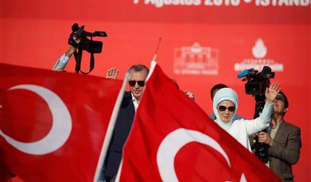 Nga rinia, te rënia në dashuri e hyrja në politikë: Një profil ndryshe i “Sulltanit” të Turqisë