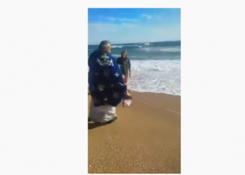 Dita e Ujit të Bekuar, era e fortë hedh priftin në det (VIDEO)