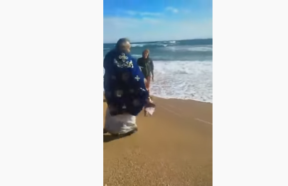 Dita e Ujit të Bekuar, era e fortë hedh priftin në det (VIDEO)