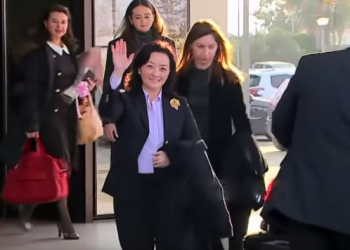 Mbërrin në Shqipëri ajo që i di të gjitha, ambasadorja e re e SHBA (VIDEO)