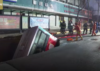 Gropa në rrugë “përpin” autobusin me pasagjerë, pamje të rënda (VIDEO)