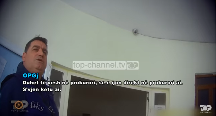 ‘Dil jashtë se të q*va nënën’, Prokuroria e Sarandës justifikon dhunën ndaj vajzës: Nëna e ka rrahur për ta mirëedukuar (VIDEO)