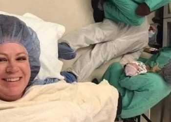 Fotoja që po bën xhiron e rrjetit! Burrit i bie të fiktë në sallën e lindjes, gruaja e fotografon