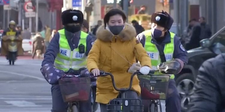 A mund të na shpëtojë maska nga virusi vdekjeprurës? Ja çfarë thonë ekspertët