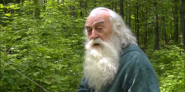 Historia e këtij plaku të mençur po bën xhiron e rrjetit, lexojeni sa herë të ‘rrëzoheni’ nga jeta