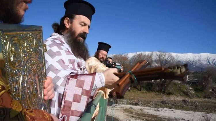 Dita e Ujit të Bekuar në Gjirokastër, vetëm një besimtar fut këmbët në ujë dhe kap kryqin
