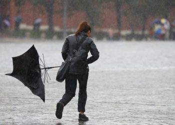 Ikin ditët me diell, nga nesër e tutje bëni gati çadrën