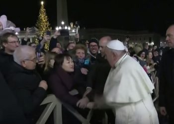 Humbet durimin, shihni çfarë i bën Papa Francesku kësaj besimtare (VIDEO)