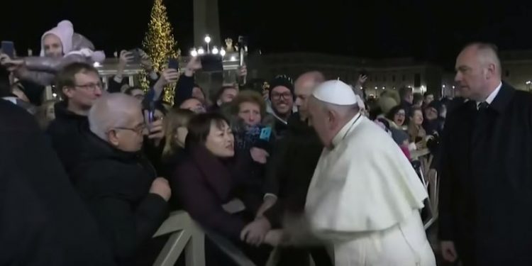 Humbet durimin, shihni çfarë i bën Papa Francesku kësaj besimtare (VIDEO)