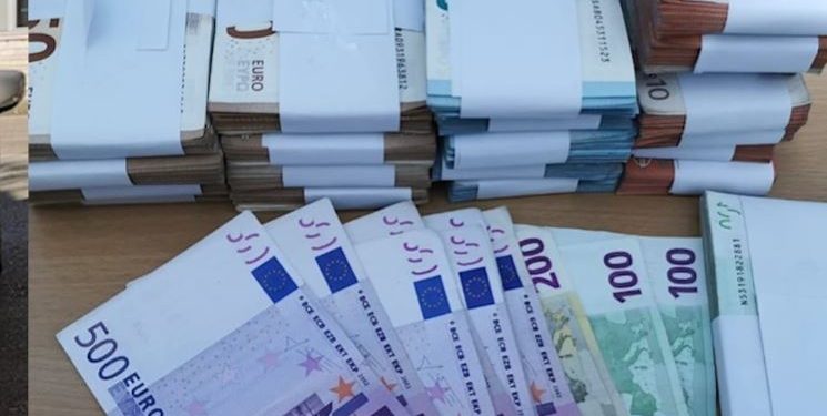 Sarandioti niset drejt Mykonos me 80 mijë euro të padeklaruara, bllokohet në Kakavijë (Emri)