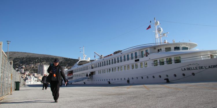 Festat mbaruan, nis largimi i emigrantëve nga Saranda