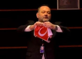 Ministri turk i përgjigjet eurodeputetit grek që dogji flamurin: Ju presim duart! (VIDEO)