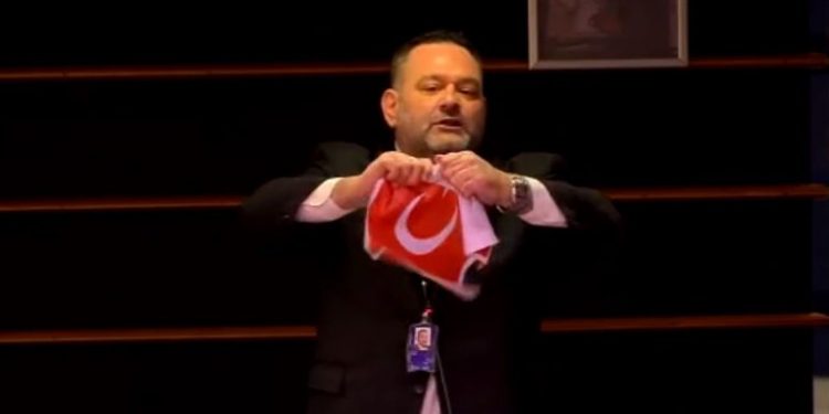 Eurodeputeti grek i Agimit të Artë gris flamurin turk gjatë fjalimit (VIDEO)