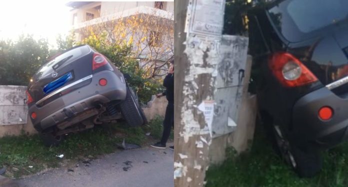 Aksident në Igumenicë, makina me targa shqiptare del nga rruga dhe përplaset me murin