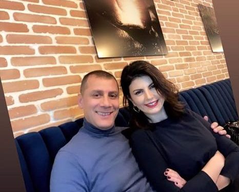 Pasi u nda nga burri mekanik, Rudina Dembacaj shfaqet e lumtur krah ish-deputetit (FOTO)