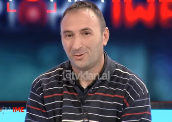 Burri nga Tepelena ankohet në TV për të atin, gruaja e merr në telefon: Të mbuloftë, hajde se e ke babanë sëmurë (VIDEO)